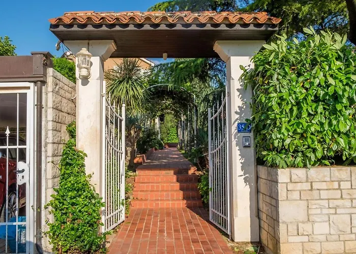 Villa Alberi With Pool